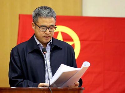 公司黨委委員、副總經(jīng)理、總工程師曹堅(jiān)宣讀表彰決定.jpg